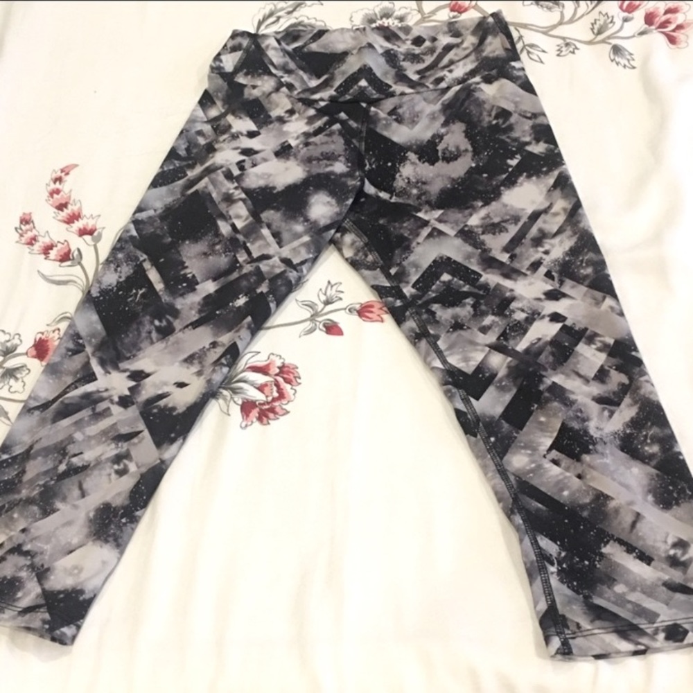 KOS USA Women’s Galaxy Capri Leggings